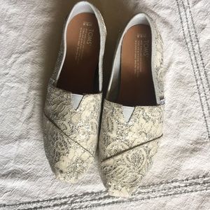 NWOT. TOMS flats  Silver/Sequins Women’s 9.5